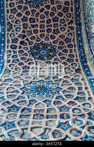 Majolica-Fliesenmuster auf einer Madrasah. Samarkand, Usbekistan. Ein Beispiel für die Kunst Zentralasiens. Stockfoto