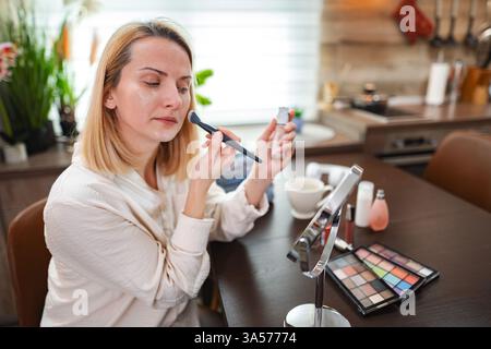Schaffen Sie einen makellosen Look in einer gemütlichen Küche mit natürlichem Licht Stockfoto