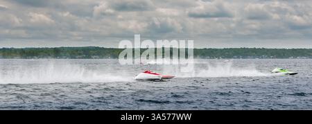Panorama von drei Wasserflugzeugen, die unter bewölktem Himmel auf dem St. LawrenceRiver eine Runde machen. Stockfoto
