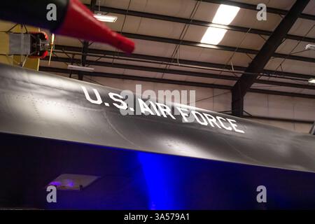 Riverside, Kalifornien, Vereinigte Staaten - 06-05-2019: Ein Blick auf das Militärflugzeugabzeichen der US Air Force an der Seite einer SR-71A Blackbird. Stockfoto
