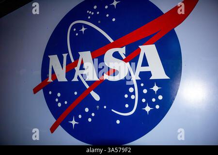 Riverside, Kalifornien, USA - 06-05-2019: Ein Blick auf das NASA-Logo an der Wand. Stockfoto