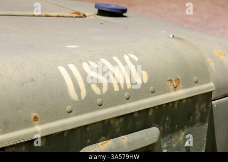 Riverside, Kalifornien, USA - 06-05-2019: Nahaufnahme eines mit Sprühnebel gemalten Insignien, die die Marine Corp darstellen, auf einem militärischen Jeep Stockfoto
