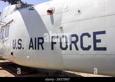 Riverside, Kalifornien, USA - 06-05-2019: Ein Schild mit einem Abzeichen der US Air Force an der Seite eines HH-34J Choctaw Hubschraubers. Stockfoto