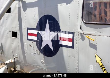 Riverside, Kalifornien, USA - 06-05-2019: Ein Blick auf das US-Militärflugzeugabzeichen an der Seite eines HH-34J Choctaw Hubschraubers. Stockfoto
