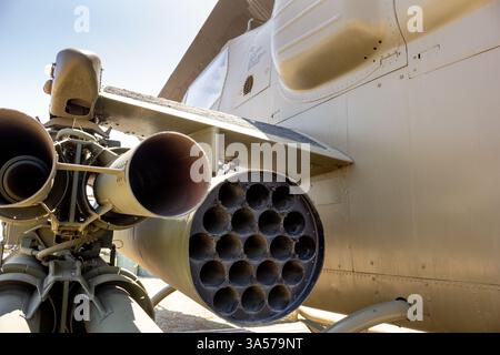 Riverside, Kalifornien, USA - 06-05-2019: Eine Nahaufnahme von Raketen- und Geschütztürmen auf einer Bell AH-1 Cobra. Stockfoto