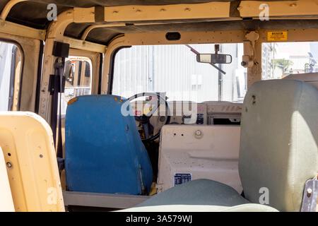 Riverside, Kalifornien, USA - 06-05-2019: Blick in ein militärisches Humvee vom Rücksitz aus. Stockfoto