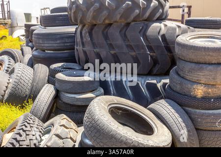 Riverside, Kalifornien, USA - 06-05-2019: Eine Ansicht eines großen Stapels gebrauchter Reifen. Stockfoto