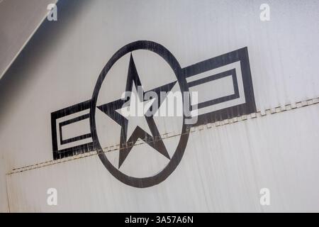 Riverside, Kalifornien, Vereinigte Staaten - 06-05-2019: Ein Blick auf das Militärflugzeugabzeichen der US Air Force. Stockfoto