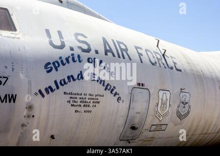 Riverside, Kalifornien, USA - 06.05.2019: Ein Blick auf ein Front-End-Insignia eines pensionierten C-141B Starlifters, gesehen im March Field Air Museum. Stockfoto