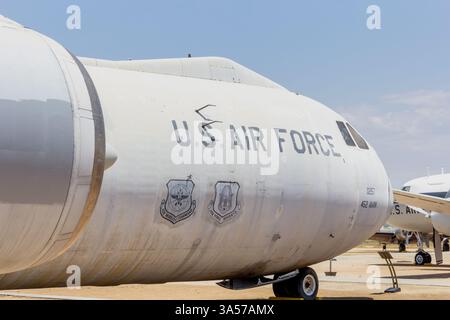 Riverside, Kalifornien, USA - 06-05-2019: Ein Blick auf das Vorderteil eines pensionierten C-141B Starlifters, ausgestellt im March Field Air Museum. Stockfoto