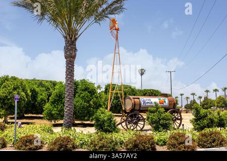 Riverside, Kalifornien, USA - 06-05-2019: Ein malerischer Blick auf die Zitrusplantagen und das Schild der Gless Ranch. Stockfoto