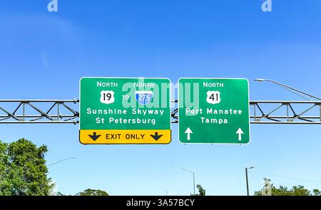 Sunshine Skyway, St. Petersburg und Port Manatee, Tampa Highway Schilder vor blauem Himmel in Florida, USA Stockfoto
