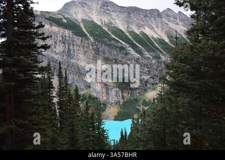 Wunderschöner Blick auf einen Teil des Lake Louise vom Bergweg Stockfoto