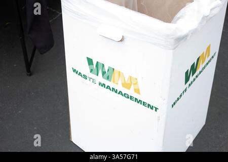 Los Angeles, Kalifornien, USA - 06-08-2019: Ansicht einer Mülltonne aus Karton mit dem Logo für Abfallwirtschaft. Stockfoto