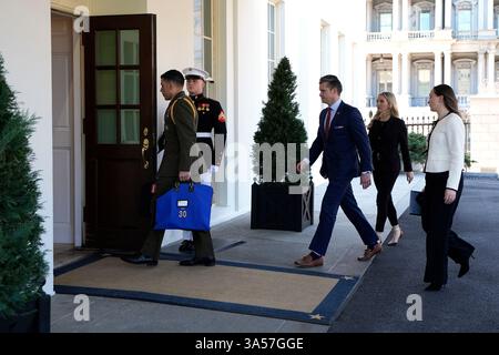 Washington, Usa. März 2025. US-Verteidigungsminister Pete Hegseth geht am 21. März 2025 zurück zum Weißen Haus in Washington. Foto: Yuri Gripas/ABACAPRESS. COM Credit: Abaca Press/Alamy Live News Stockfoto