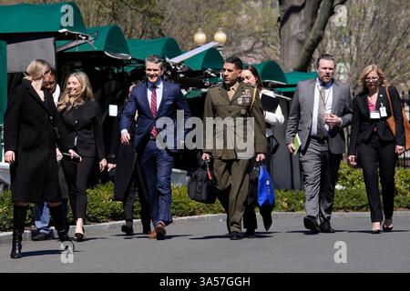 Washington, Usa. März 2025. US-Verteidigungsminister Pete Hegseth geht am 21. März 2025 zurück zum Weißen Haus in Washington. Foto: Yuri Gripas/ABACAPRESS. COM Credit: Abaca Press/Alamy Live News Stockfoto