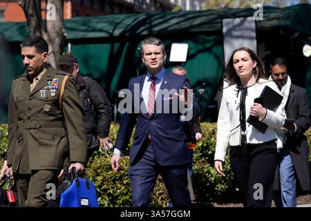 Washington, Usa. März 2025. US-Verteidigungsminister Pete Hegseth geht am 21. März 2025 zurück zum Weißen Haus in Washington. Foto: Yuri Gripas/ABACAPRESS. COM Credit: Abaca Press/Alamy Live News Stockfoto