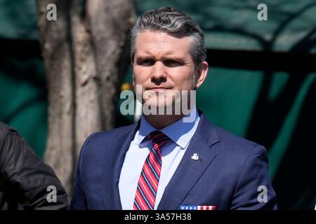 Washington, Usa. März 2025. Verteidigungsminister Pete Hegseth geht am Freitag, den 21. März 2025, vor das Weiße Haus in Washington DC. Foto: Yuri Gripas/UPI Credit: UPI/Alamy Live News Stockfoto