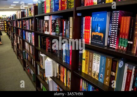 Los Angeles, Kalifornien, Vereinigte Staaten - 06-08-2019: Ein Blick auf einen Gang in der fiktiven Sektion einer lokalen Buchhandlung. Stockfoto