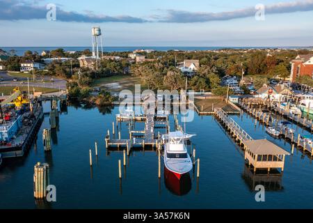 Ocracoke North Carolina - 14. Oktober 2022: Aus der Vogelperspektive eines Fischerbootes in Ocracoke Island mit Ferienhäusern im Hintergrund Stockfoto