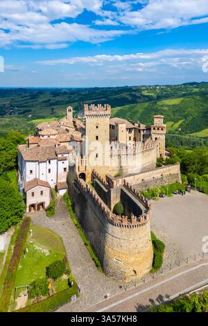 Aus der Vogelperspektive auf die mittelalterliche Burg und das Dorf Vigoleno. Bezirk Piacenza, Emilia-Romagna, Italien. Stockfoto