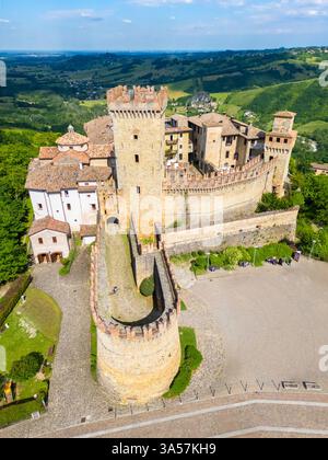Aus der Vogelperspektive auf die mittelalterliche Burg und das Dorf Vigoleno. Bezirk Piacenza, Emilia-Romagna, Italien. Stockfoto