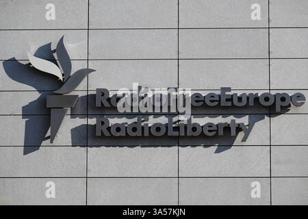 Prag, Tschechische Republik. März 2025. Das Radio Free Europe/Radio Liberty (RFE/RL) Logo wird am Hauptsitz in Prag gezeigt. Donald Trumps Regierung hatte am 15. März 2025 die Finanzierung mehrerer US-finanzierter Rundfunkanstalten eingestellt, darunter das in Prag ansässige Radio Free Europe/Radio Liberty (RFE/RL). Radio Free Europe/Radio Liberty (RFE/RL) ist eine seit 1995 in Prag ansässige Medienorganisation, die Nachrichten in 23 Länder in Osteuropa, Zentralasien, dem Kaukasus und dem Nahen Osten ausstrahlt. Quelle: SOPA Images Limited/Alamy Live News Stockfoto