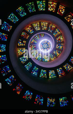 Das atemberaubende spiralförmige Buntglasdesign strahlt lebendige Farben und komplizierte Muster aus und zeigt meisterhafte Kunst und fesselnde Handwerkskunst. Stockfoto