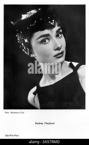 Eine antike Postkarte mit der britischen Schauspielerin Audrey Hepburn, veröffentlicht um die 1950er Jahre in Deutschland Audrey Hepburn ist eine bekannte Film- und Modeikone Stockfoto