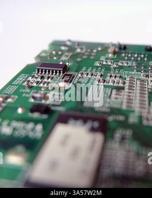 Elektronisches Modul. Eine Baugruppe, die mehrere Komponenten für die Oberflächenmontage enthält. Stockfoto