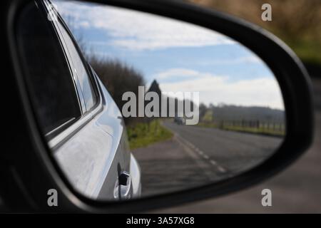 Spiegelbild mit Blick nach hinten Stockfoto