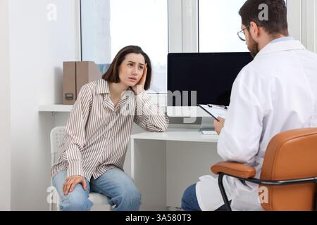 Abhängige Frau mit Termin beim Suchtspezialisten in der Klinik Stockfoto