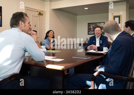 Verteidigungsminister Pete Hegseth begrüßt Elon Musk als Besucher des Pentagon, Washington, D.C., am 21. März 2025. (DOD-Foto von Senior Airman Spencer Perkins der US Air Force) Stockfoto