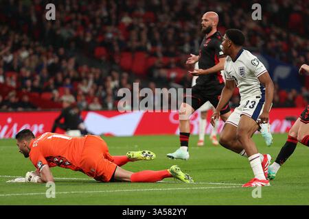 Wembley Stadium, London, Großbritannien. März 2025. FIFA-Weltmeisterschaft Qualifikationsgruppe K internationaler Fußball, England gegen Albanien; Myles Lewis-Skelly aus England schießt und erzielt sein Team in der 20. Minute 1. Tor, um es 1-0 zu erzielen. Credit: Action Plus Sports/Alamy Live News Stockfoto