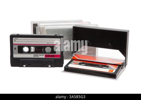 Zwei Vintage-Audiokassetten, eines mit der Bezeichnung „CR-90“ und das andere mit „RX 60“, mit durchsichtigen Kunststoffhüllen, isoliert auf weißem Hintergrund, die an Retro n erinnern Stockfoto