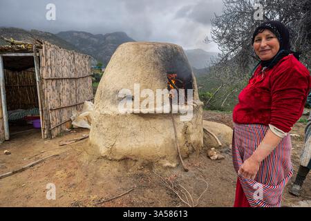 Berberfrauen backen im Ofen im Freien, Mezlafen Al Oued, Provinz Chefchaouen, Rif Mountains, Marokko, Nordafrika Stockfoto