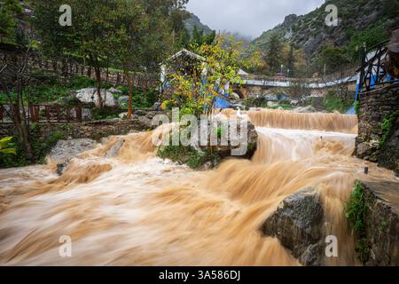 Sintflutartiger Regen und geschwollener Fluss, Ras el Maa Brunnen, Chefchaouen, Rif Berge, Marokko, Nordafrika Stockfoto