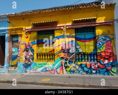 Farbenfrohe Graffiti-Kunst in einem Gebäude im Viertel Getsemani, Cartagena, Kolumbien Stockfoto