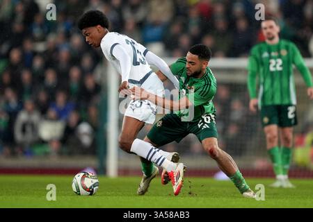 Die Schweizer Alvyn Sanches (links) und die nordirische Brodie Spencer (rechts) kämpfen während des internationalen Freundschaftsspiels im National Football Stadium im Windsor Park in Belfast um den Ball. Bilddatum: Freitag, 21. März 2025. Stockfoto