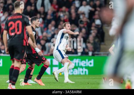 Harry Kane aus England schießt am 21. März 2025 im Wembley Stadium in London, England, um sein zweites Tor beim Qualifikationsspiel zur UEFA-Weltmeisterschaft 2026 zu erzielen. Foto: Grant Winter. Nur redaktionelle Verwendung, Lizenz für kommerzielle Nutzung erforderlich. Keine Verwendung bei Wetten, Spielen oder Publikationen eines einzelnen Clubs/einer Liga/eines Spielers. Quelle: UK Sports Pics Ltd/Alamy Live News Stockfoto