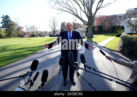 Washington, Usa. März 2025. Präsident Donald Trump spricht mit Reportern, als er am Freitag, den 21. März 2025, das Weiße Haus in Washington D.C. auf dem Weg nach New Jersey verlässt. Foto: Yuri Gripas/UPI Credit: UPI/Alamy Live News Stockfoto