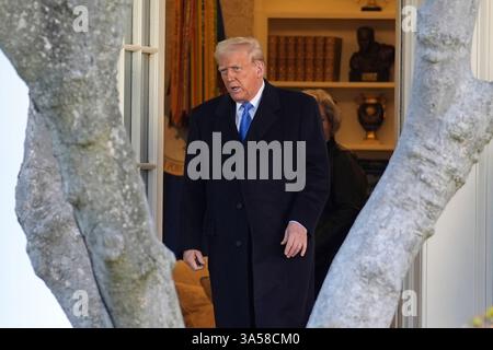 Washington, Usa. März 2025. Präsident Donald Trump verlässt das Weiße Haus in Washington DC auf dem Weg nach New Jersey am Freitag, den 21. März 2025. Foto: Yuri Gripas/UPI Credit: UPI/Alamy Live News Stockfoto