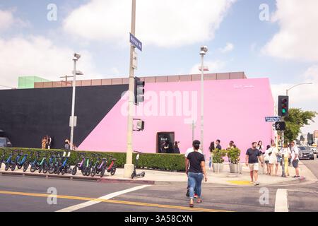 Los Angeles, Kalifornien, USA - 20.06.2019: Ein Blick auf Touristen, die die Pink Wall besuchen. Stockfoto