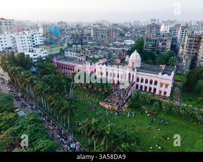 Aus der Vogelperspektive des Ahsan Manzil Museums, auch bekannt als der Pink Palace, befindet sich am Ufer des Buriganga River in Old Dhaka, Bangladesch. Dhaka City Stockfoto