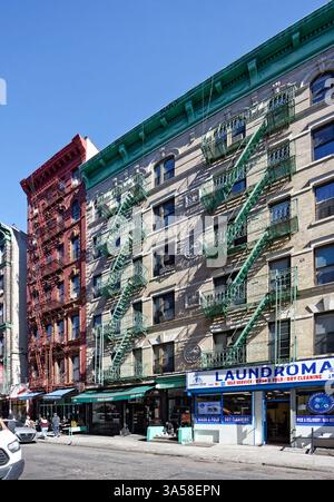 196-200 Mott Street sind kontrastreiche Backsteingebäude mit Terrakotta-Akzenten. Stockfoto