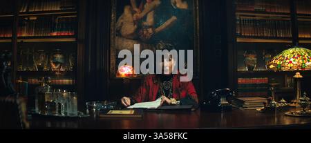 ERSCHEINUNGSDATUM: 6. Juni 2025. TITEL: Ballerina. STUDIO: Lionsgate. REGIE: Len Wiseman. Eine junge Attentäterin sucht Rache an den Menschen, die ihre Familie getötet haben. DIE HAUPTROLLE: ANJELICA HUSTON als Regisseur. (Credit Image: © Lionsgate/Entertainment Pictures/ZUMAPRESS.com) NUR REDAKTIONELLE VERWENDUNG! Nicht für kommerzielle ZWECKE! Stockfoto