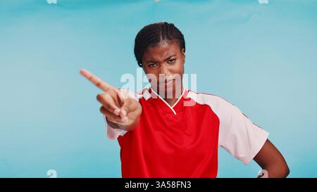 Sport, Ablehnung und Porträt der schwarzen Frau im Studio mit Handgeste für Nein, ablehnen und stoppen. Emoji, Mockup-Raum und Athlet mit Finger für Stockfoto