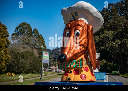 San Francisco, USA - 15. April 2023: Doggy Diner Hundeskulptur mit Kochmütze, lokales Wahrzeichen im Golden Gate Park, skurrile öffentliche Kunstausstellung Stockfoto