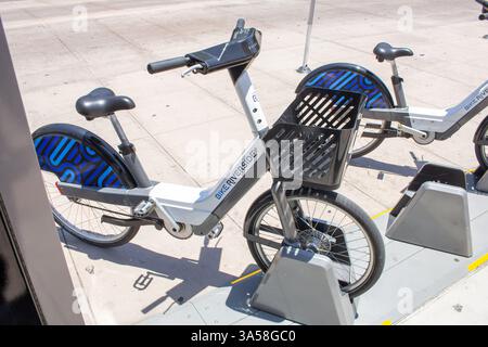 Riverside, Kalifornien, USA - 07-06-2019: Ein Blick auf mehrere Fahrradverleih am Riverside. Stockfoto