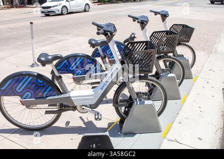 Riverside, Kalifornien, USA - 07-06-2019: Ein Blick auf mehrere Fahrradverleih am Riverside. Stockfoto
